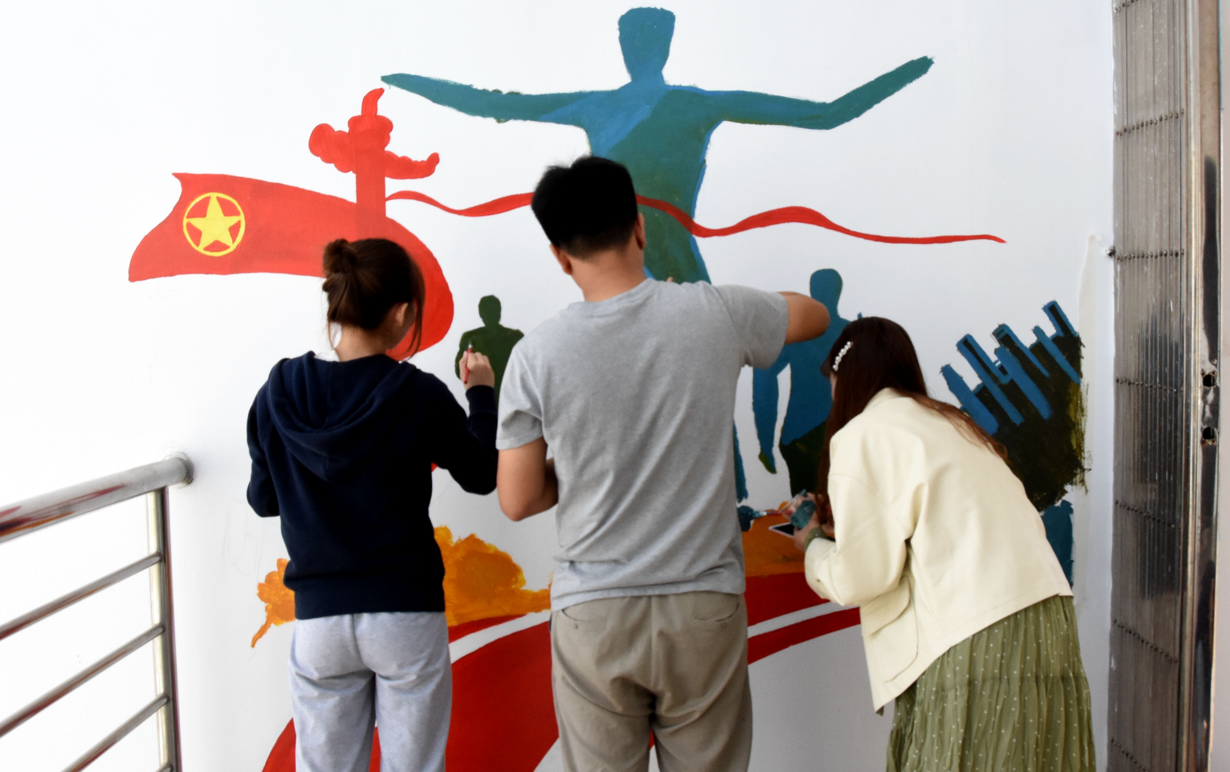 "奋斗新时代,出彩新青春"师大学子创作主题墙绘