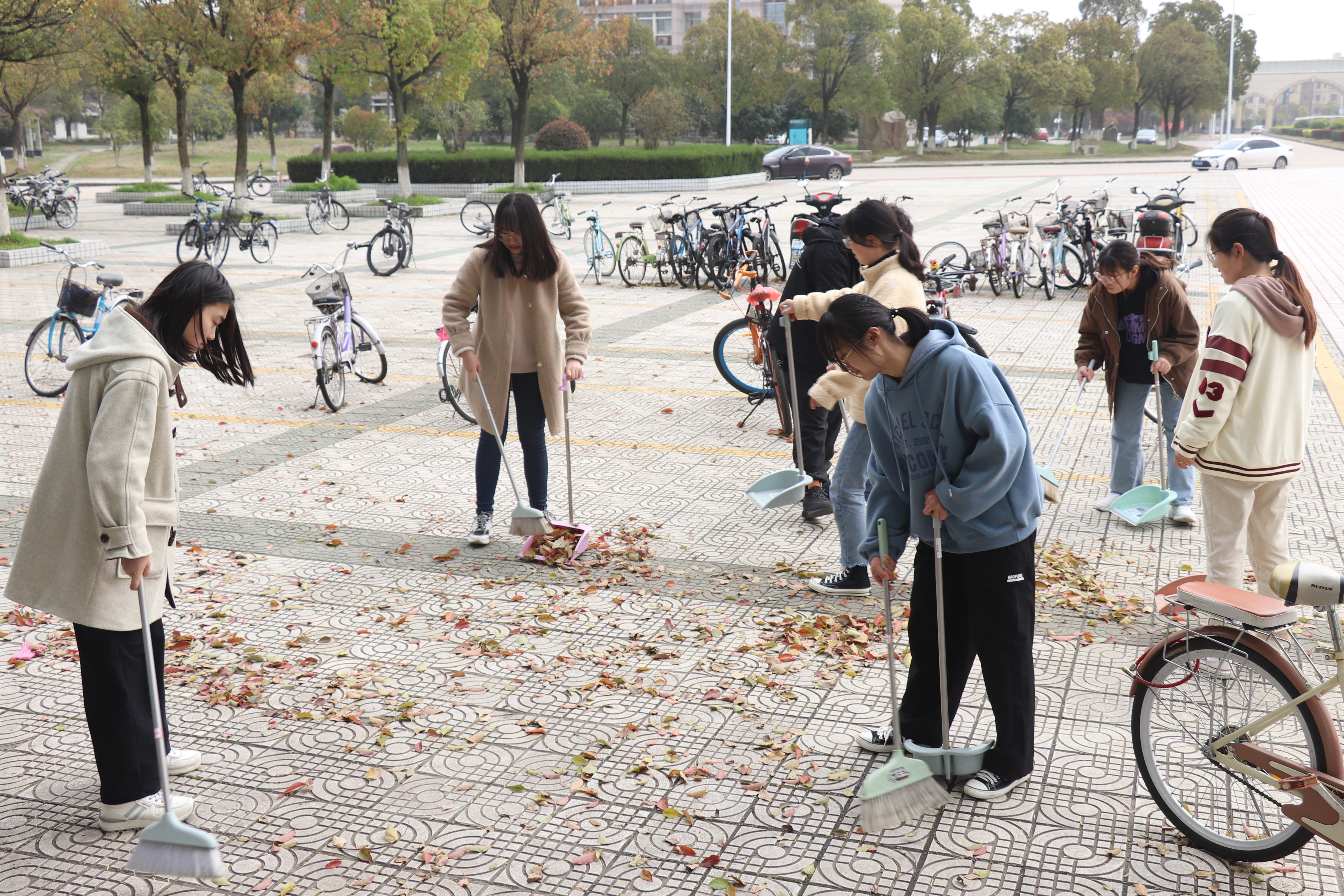 【雷锋月】安庆师范大学465名学子进行校园大扫除