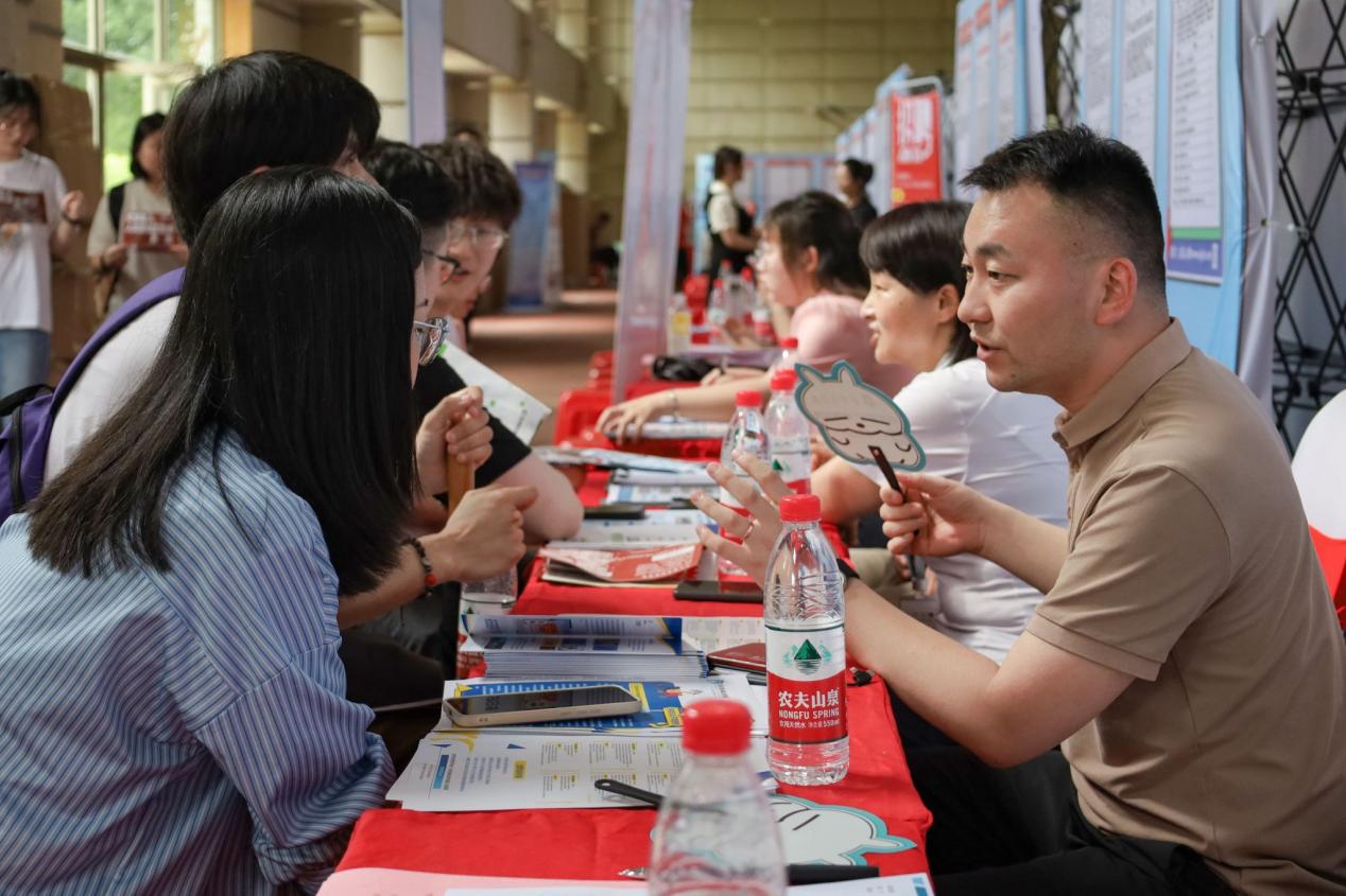 安庆师范大学“百日冲刺促就业”2023届毕业生夏季双选会现场。安庆师范大学供图